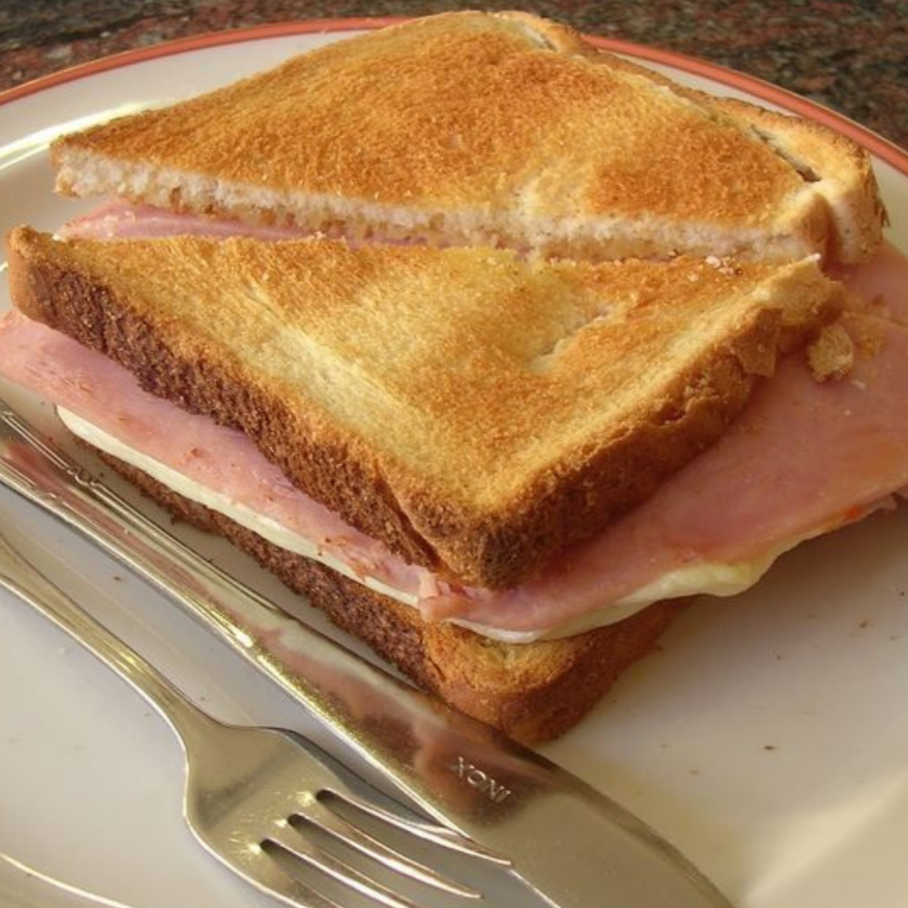 TOSTADAS DE JAMON Y QUESO